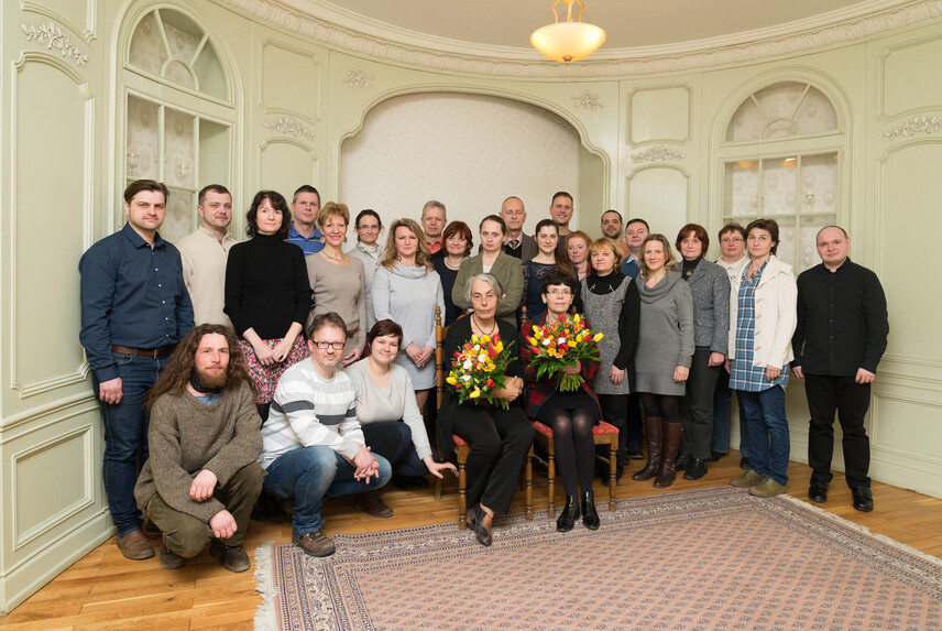 Absolventi jubilejního ročníku kursu památkové péče na společné fotografii